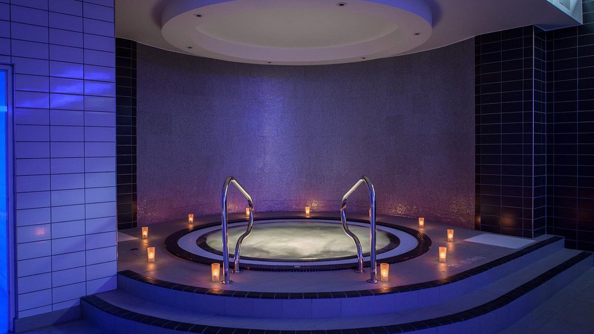 Crowne Plaza Newcastle Hot Tub
