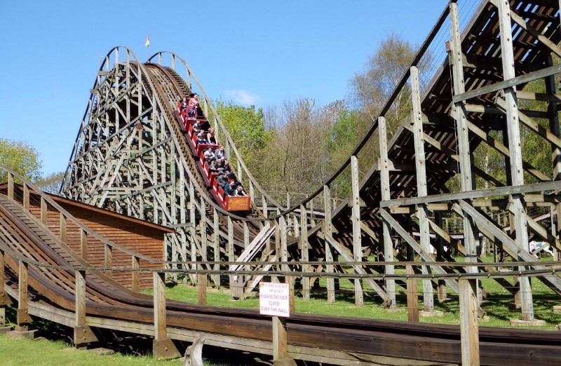 3 UK theme parks that you can easily get to by bus - CheckMyBus UK