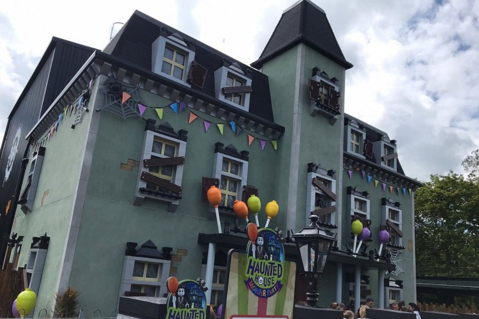 Legoland Windsor Resort - Haunted House Monster Party