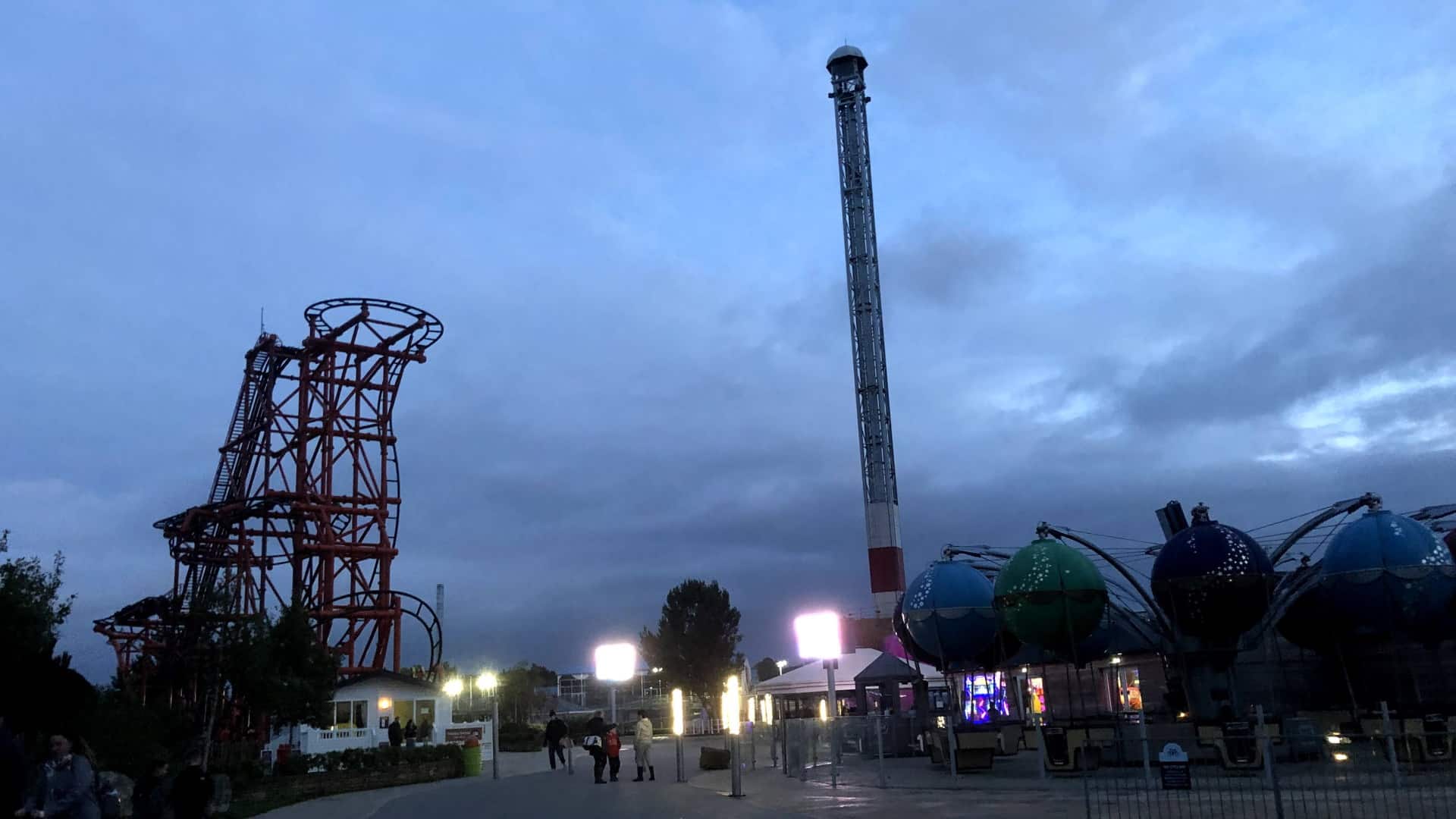 Flamingo Land Resort - Cliffhnger and Mumbo Jumbo at Dusk
