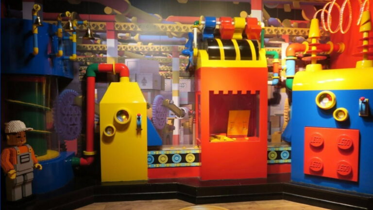 LEGOLAND Discovery Centre Manchester - Factory Tour LEGOLAND Discovery Centre Manchester - Factory Tour