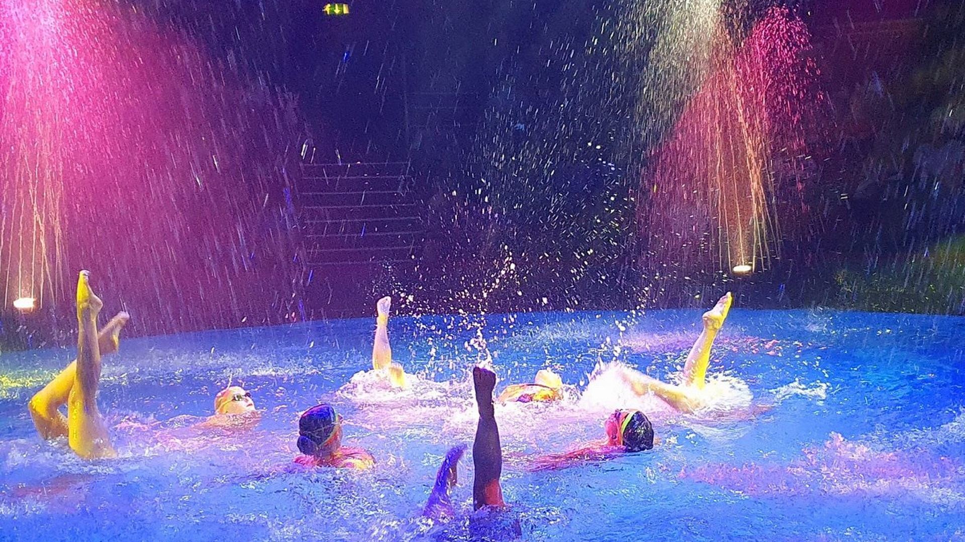 Hippodrone Circus - Swimming
