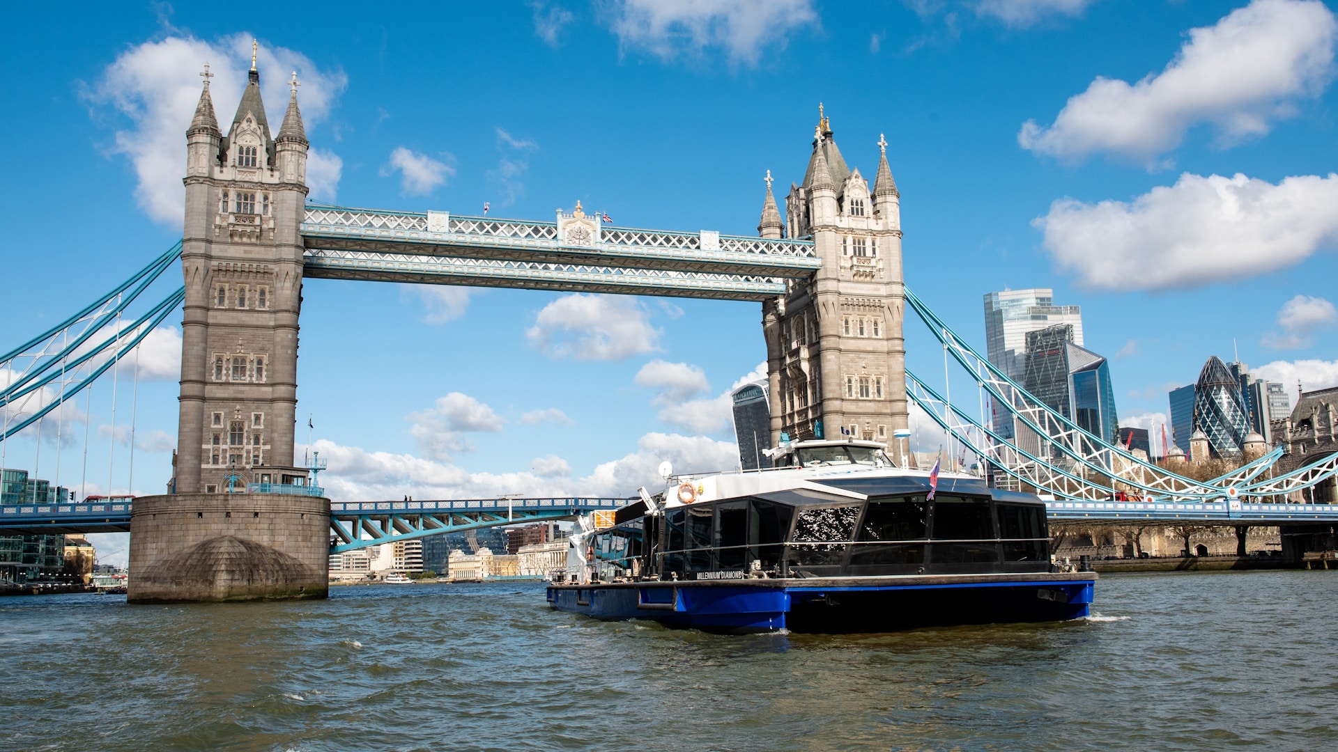 City Cruises London. - Tower Bridge